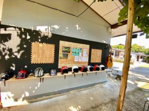 eine Darstellung von Baseballkappen an einer Wand in der Unterkunft Winter House Chiang Rai in Chiang Rai
