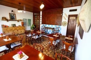 Hospedaria Tayrona في لينكويس: مطعم فيه طاولات وكراسي في الغرفة