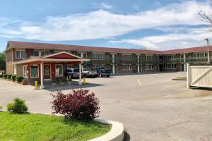 un aparcamiento vacío frente a un edificio en Knights Inn Fort Erie, en Fort Erie