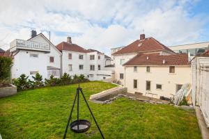 una vista de un patio con dos casas blancas en Central Studio Apartment Apt 101 en Stavanger