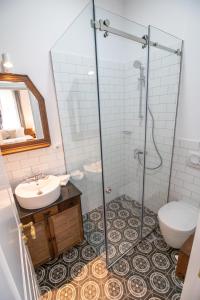 Photo de la galerie de l'établissement Seven cafe & hotel, à Pogradec