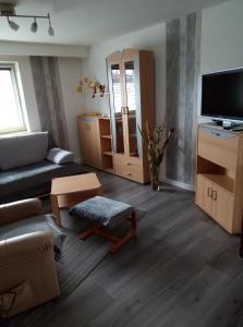 TV a/nebo společenská místnost v ubytování Ferienwohnung Schroiff