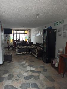 ein Wohnzimmer mit Sofas und einem Sofa in einem Zimmer in der Unterkunft ALMANIK in Villa de Leyva