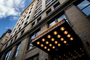 ニューヨークにあるWalker Hotel Tribecaの建物前信号