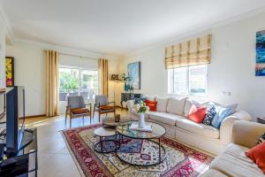 un soggiorno con un divano e un tavolo di Endless Summer Luxury Villa a Quinta do Lago