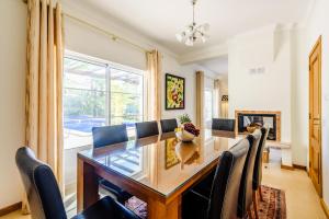 una sala da pranzo con tavolo e sedie di Endless Summer Luxury Villa a Quinta do Lago