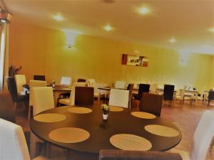 a dining room with a table and chairs at Hotel Río Escabas in Cañamares