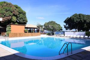 uma grande piscina com água azul em Grande Hotel de Juazeiro em Juazeiro