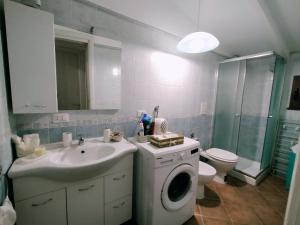 łazienka z umywalką i pralką w obiekcie Villino L'Aranceto Sorrentino w mieście Meta