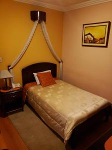 1 dormitorio con 1 cama con dosel en Lloresa, en Cuenca