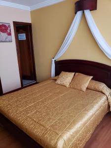 - une chambre avec un lit à baldaquin dans l'établissement Lloresa, à Cuenca