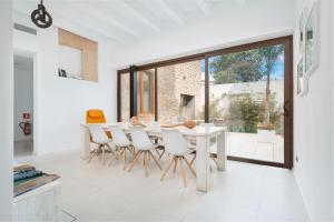 a white dining room with a white table and chairs at Alcudia Petit - Turismo de Interior in Alcudia
