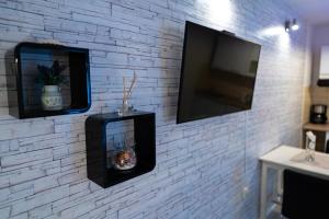 pared de ladrillo con TV en la pared en Studio Banovac en Dubrovnik