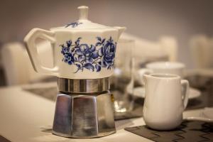 una cafetera sentada en una mesa con una taza en Casa Fischer 2, en Mantua
