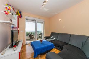 - un salon avec un canapé et une télévision dans l'établissement International apartment Radic, à Makarska