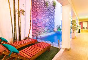 a bench sitting next to a swimming pool at Hotel Eclipse Mérida in Mérida