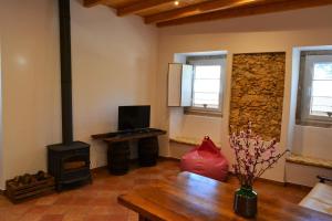 TV a/nebo společenská místnost v ubytování Quinta do Tio Viagem