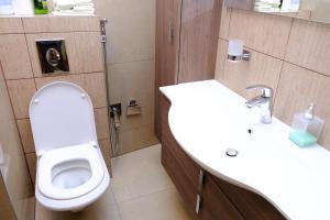 ヴィソコにあるHEDONAの白いトイレと洗面台のあるバスルーム +24枚の写真