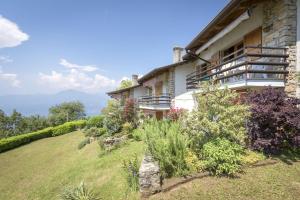 ein Haus auf einem Hügel mit Pflanzen in der Unterkunft Bella Vista 2 in San Zeno di Montagna