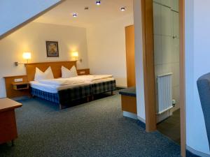 a hotel room with a bed and a staircase at Gasthof Schiller bei Bamberg in Strullendorf