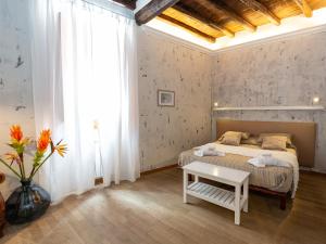 una camera con letto e tavolo di Quattro Cantoni R-Home a Roma