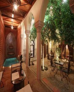 een huis met een zwembad in het midden van een tuin bij Riad Sidi Ayoub in Marrakesh