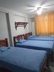 1 Schlafzimmer mit 2 Betten und einem Fenster in der Unterkunft Hospedaje Paraiso Norteño in Los Órganos