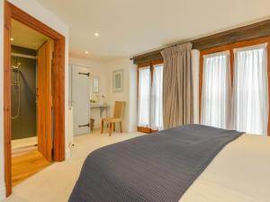 ein Schlafzimmer mit einem Bett und ein Badezimmer in der Unterkunft Mixit Cottage in Kingsbridge + 19 Fotos