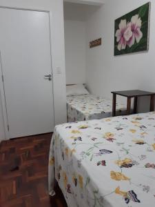 Cama ou camas em um quarto em Yellow Hostel Praia da Costa