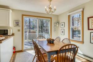 - une cuisine et une salle à manger avec une table et des chaises dans l'établissement Skylight Tonight, à South Dennis