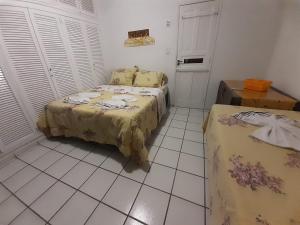 Cama ou camas em um quarto em Yellow Hostel Praia da Costa