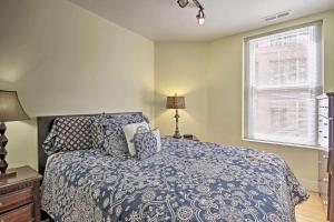 A bed or beds in a room at Chase Apartments at Light Street - Baltimore Inner Harbor & Convention Center Free indoor parking