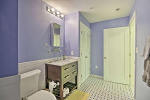 A bathroom at Chase Apartments at Light Street - Baltimore Inner Harbor & Convention Center Free indoor parking
