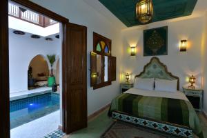 Tempat tidur dalam kamar di Casa De Marrakech Riad Guest House