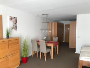 シュタインにあるSteiner Strandappartements Appartement 206 Süd- Landseiteのキッチン、ダイニングルーム(テーブル、椅子付)