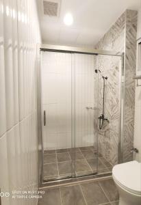 een douchecabine in een badkamer met een toilet bij Macchiato in Anping