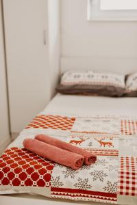 zwei Handtücher auf dem Bett in der Unterkunft Apartment AS-MO in Mostar