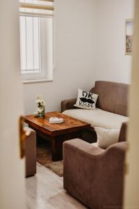 ein Wohnzimmer mit einem Sofa und einem Couchtisch in der Unterkunft Apartment AS-MO in Mostar