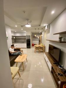 Televisyen dan/atau pusat hiburan di Khánh Phong Apartment 1 BR Greenbay Garden +18 gambar