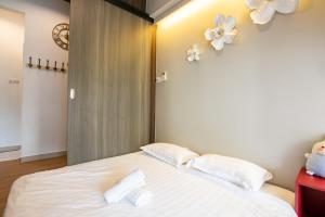 云顶高原The Loft at Midhills Genting Highlands Free WiFi的卧室里有一张白色的大床，上面有两个枕头 更多37张照片