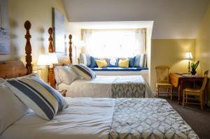 ein Hotelzimmer mit 2 Betten und einem Fenster in der Unterkunft Inlet Inn NC in Beaufort