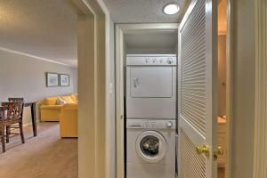 una lavanderia con lavatrice e asciugatrice in una casa di Emerald Isle Resort-Style Condo Walk to Beaches! a Emerald Isle