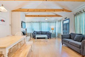 uma sala de estar com dois sofás e uma mesa em Central Catalina Cottage Walk to Ferry and Eateries em Avalon