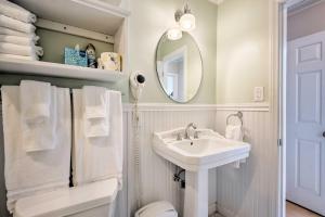 une salle de bain blanche avec un lavabo et un miroir dans l'établissement Central Catalina Cottage Walk to Ferry and Eateries, à Avalon 16 autres photos