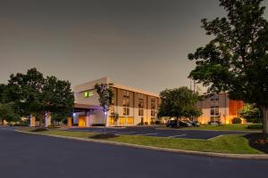 un gran edificio con un estacionamiento delante de él en Holiday Inn Express Voorhees/ Mt. Laurel, an IHG Hotel, en Voorhees