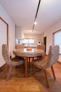 - une salle à manger avec une table et des chaises dans l'établissement Bettei Gensen-Private Vacation Villa Bettei Gensen, à Yufu