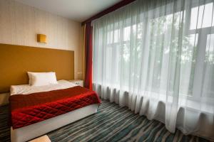 En eller flere senge i et værelse på Hotel Druzhba