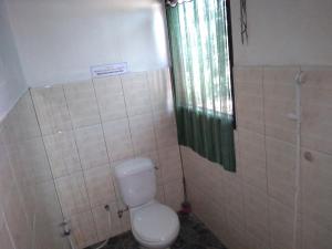 A bathroom at Latansa inn