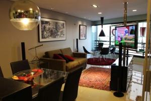 a living room with a couch and a table at Flat Iate in Fortaleza
