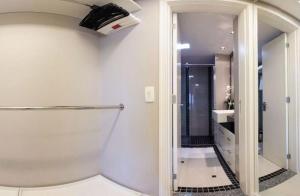 a bathroom with a shower and a mirror at Flat Iate in Fortaleza